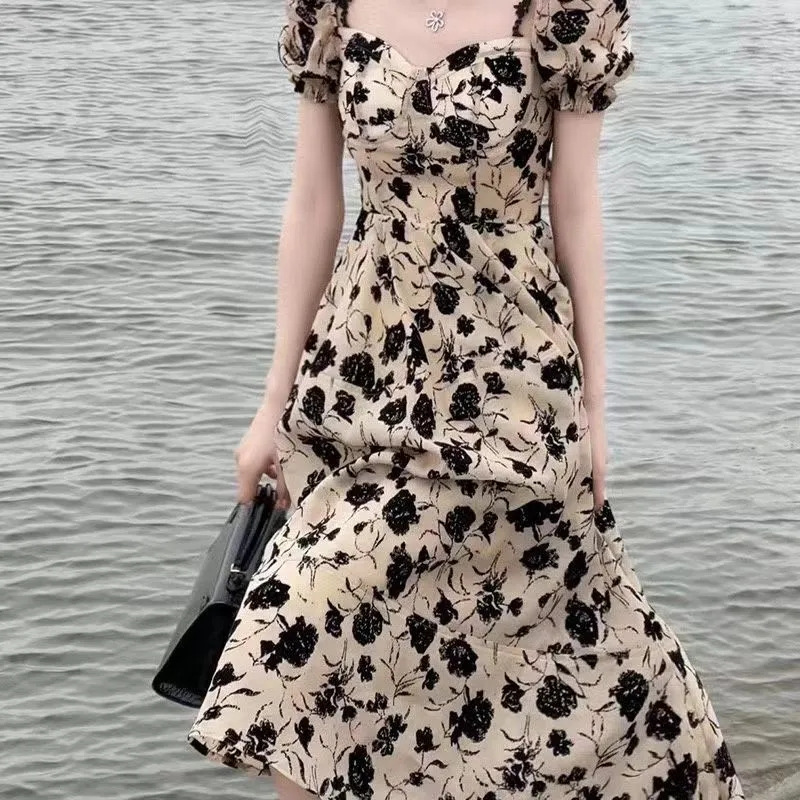 干枯玫瑰赫本风气质连衣裙法式高腰裙子设计感别致茶歇碎花长裙女