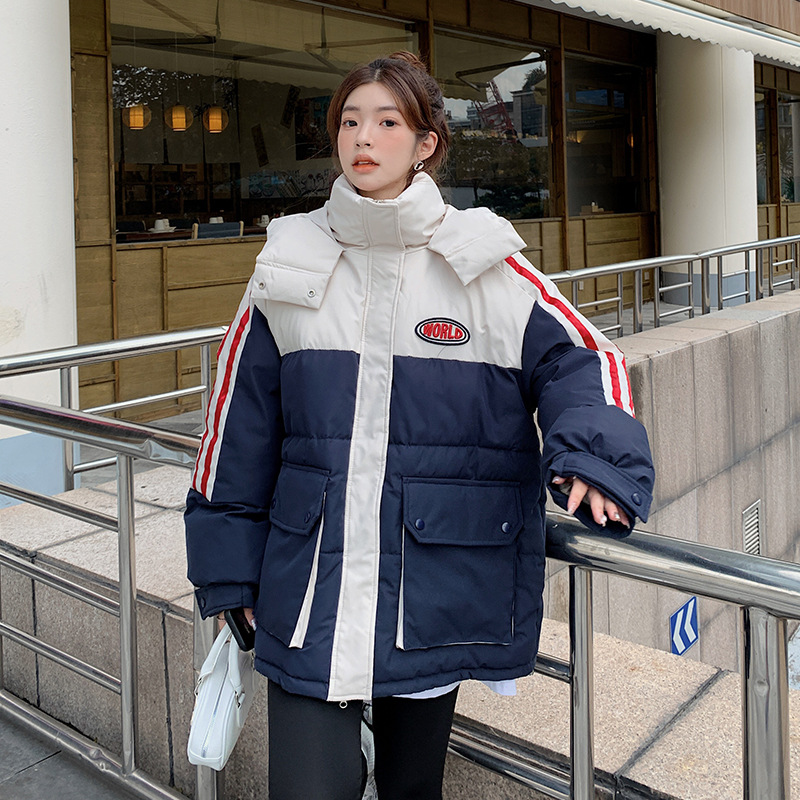 Colocación de la ropa de algodón de pluma femenina versión coreana suelta y gruesa 2024 nueva ropa de algodón ins estudiantes chaqueta de algodón cálida