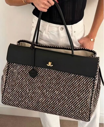 2026 Autumn New 26S Tweed and Leather Patchwork Tote Bag ​ ​ Vintage Luxury Shopping Bag in Airplane Style
