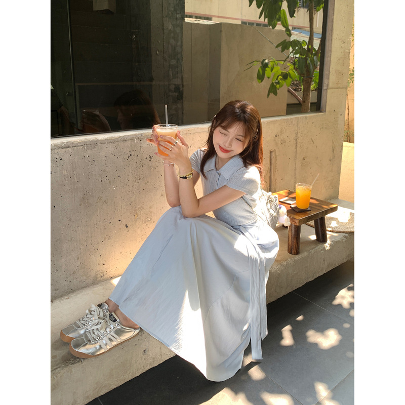 ケーキを切る、小さな女の子向けの自家製、夏らしいデザイン、ユニークで美しいドレス、青い寛大な半袖スカート|undefined
