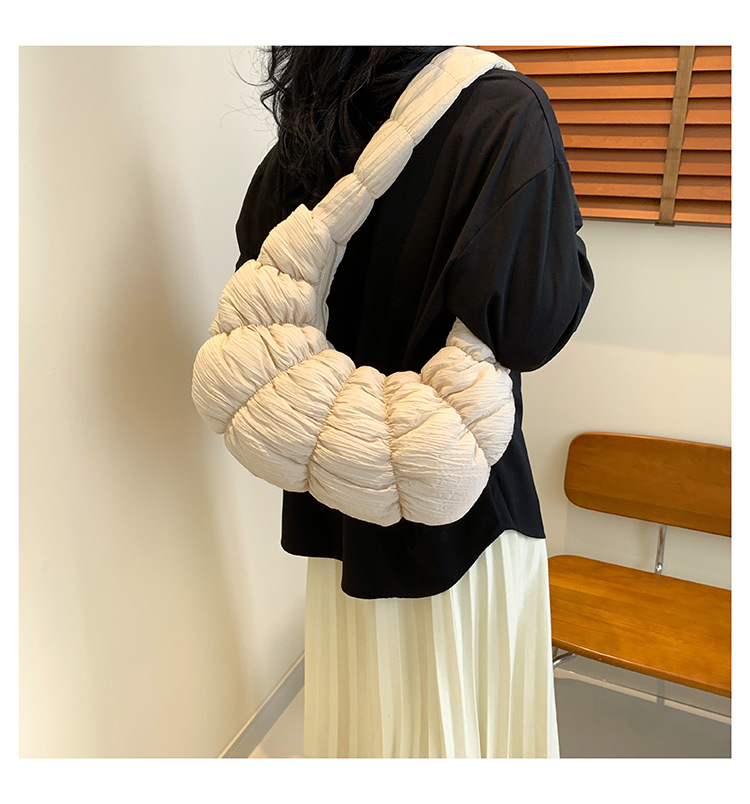 Women's Medium Nylon Solid Color Streetwear Zipper Cloud Shape Bag display picture 10