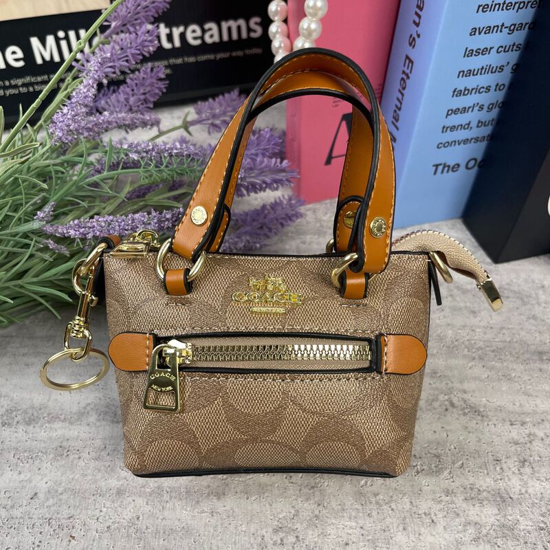 2025 Spring Hot Style Coach Bag Old Pattern Handbag Versatile Travel Exquisite Fashion Trendy Women's Bag Women