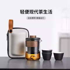 旅行茶器セットの工夫でお茶を飲みます。