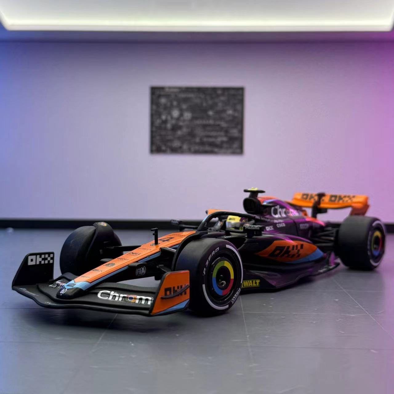 Modelo de coche de color ámbar 1:24 McLaren cLarenF1 aleación coche de carreras modelo de deslizamiento adornos juguetes para niños luz silenciosa