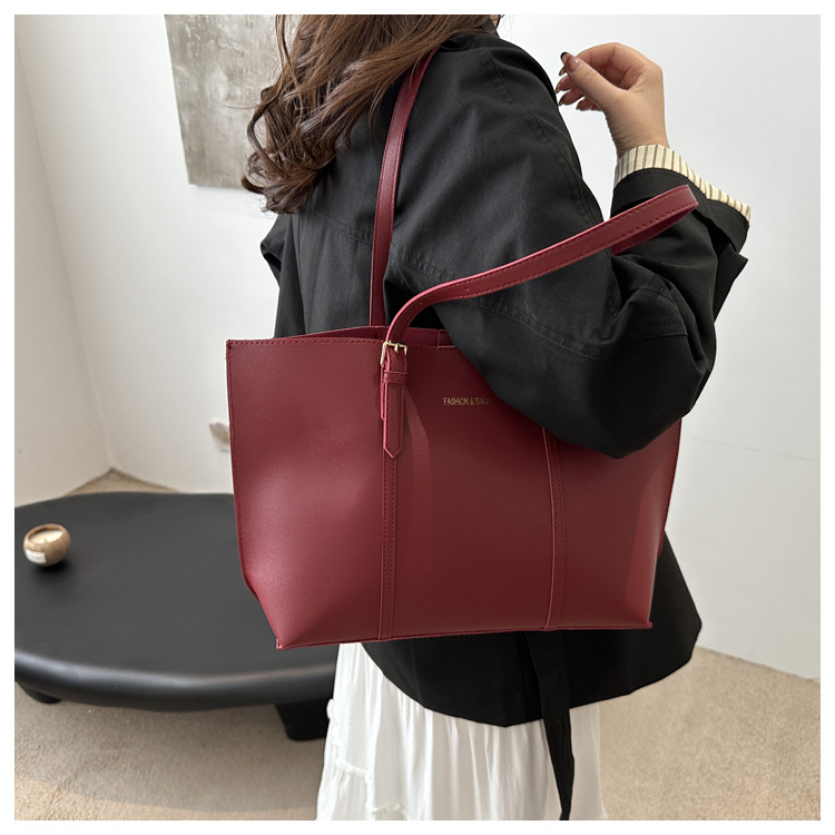Wholesale of retro, simple and elegant tote bags from the manufacturer. New stylish, large-capacity single-shoulder bags for commuting and casual use undefined