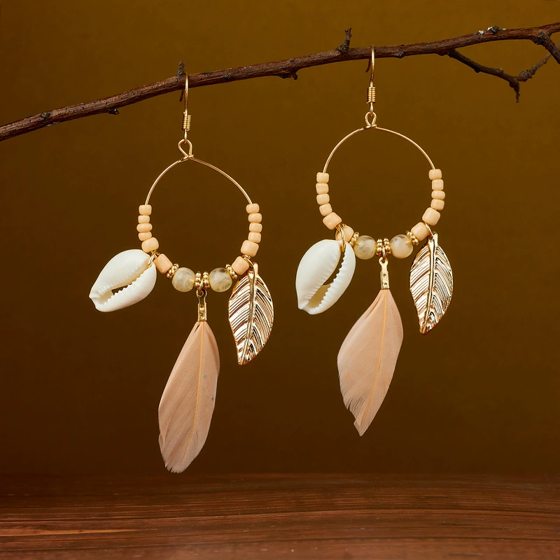 Этнические ретро серьги, многоцветные перья и ракушечные акценты, boho сезонный тренд