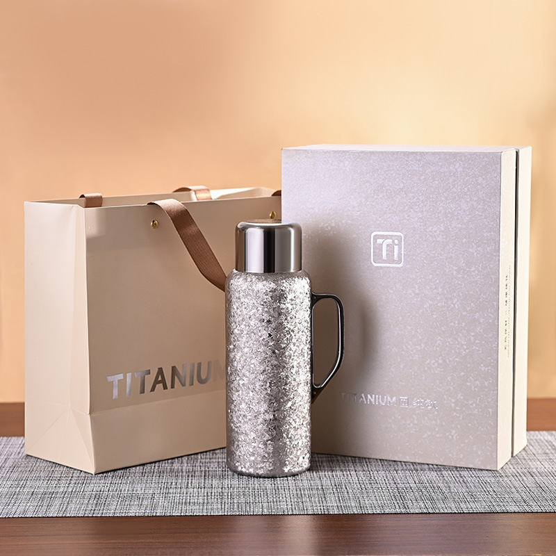 Taza de titanio Taza de titanio puro Taza de aislamiento térmico de alta capacidad de separación de té Taza de aislamiento térmico montada en automóviles Taza de titanio para hombres