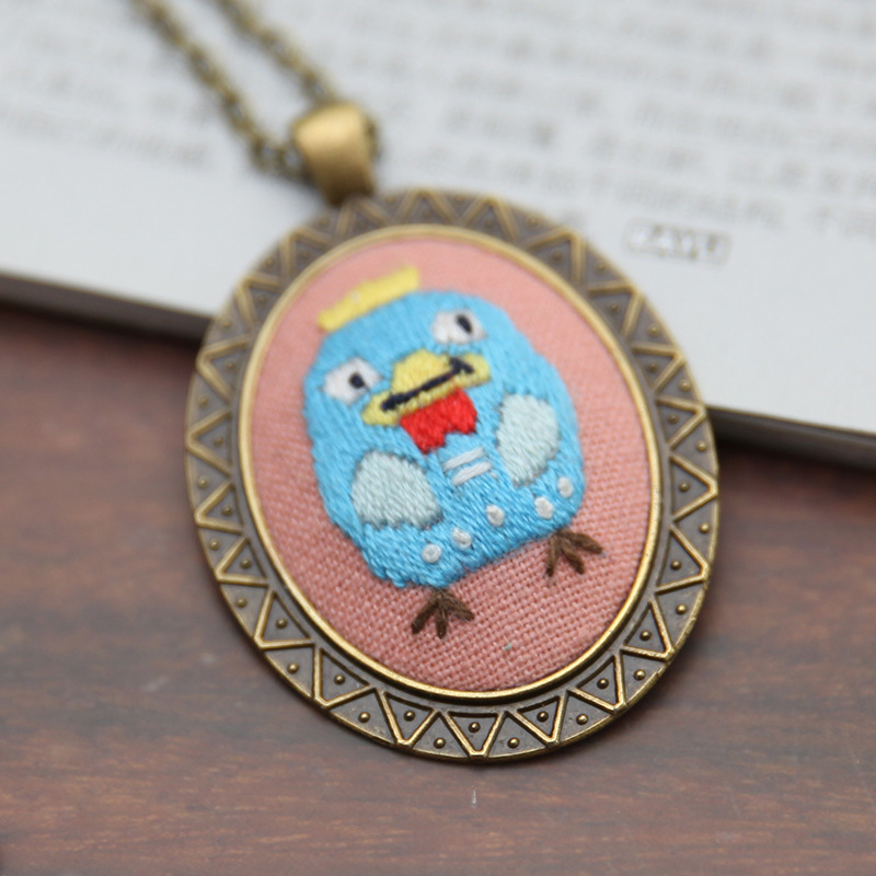 Fábrica hecha a mano DIY tejido suéter cadena novato europeo bordado flor y hierba material paquete aguja hilo Lu bordado COLLAR COLGANTE