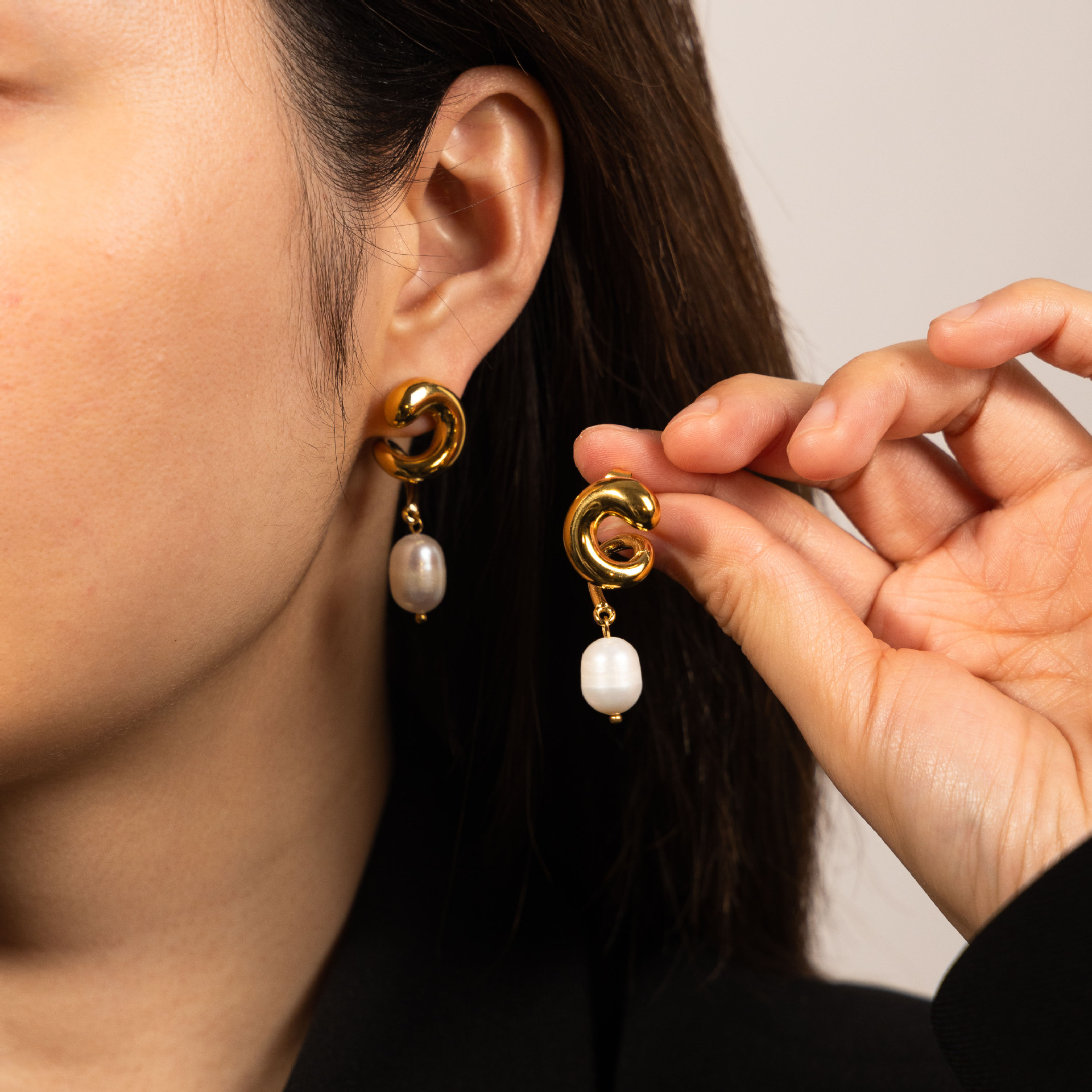 Taena Pendientes de acero inoxidable europeos y americanos Advanced Perlas naturales Colgante de lujo ligero Joyas explosivas transfronterizas Earrings