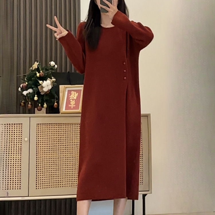 A 300-pound French-style long-sleeved dress for women in autumn and winter. Pair it with a round-neck base layer and a long skirt. 2