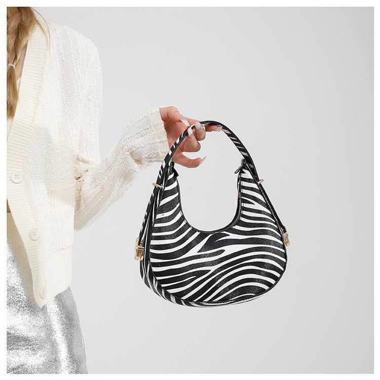 Exquisita moda con estampado de leopardo 2024 nuevo estilo estilo occidental patrón de cebra personalidad textura tendencia mensajero portátil bolso de luna nueva mujer