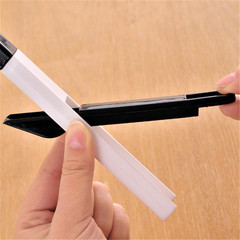 Clean the door window sills, grooves, small brushes with a dustpan, corner gaps, gap brushes, screen window cleaning