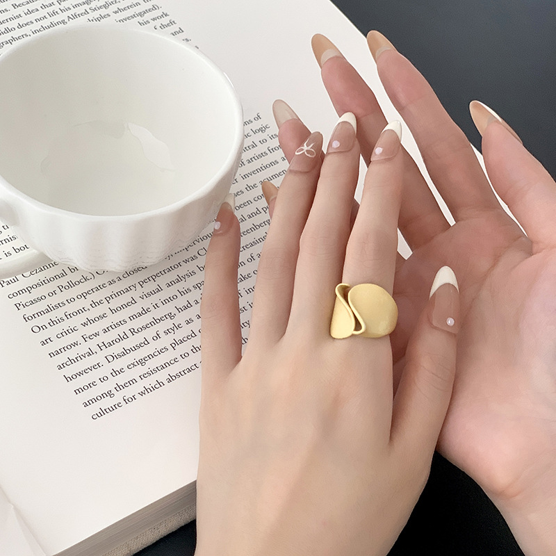 Anello da donna in argento con faccia larga plissettata S999 con texture satinata, versione giapponese coreana con design minimalista e_voghion.com