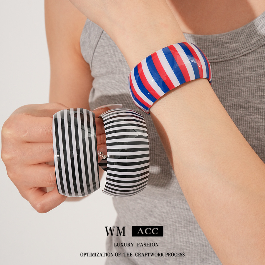 Brazalete abierto ancho a rayas transfronterizas europeas y estadounidenses simple estilo personalidad de diseño de pulsera universal nicho joyas para mujeres