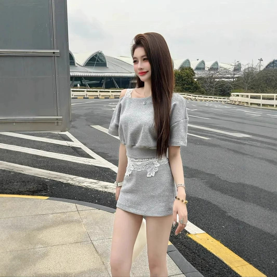 Женский костюм-двойка: топ с косым плечом, кружевными бретелями и короткими рукавами, юбка с высокой талией, лето 2025, высококачественный дизайн.