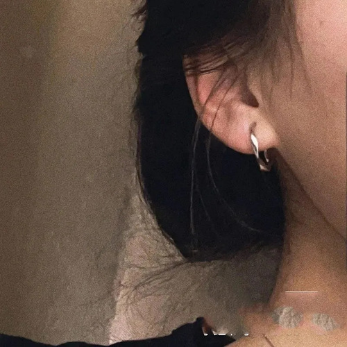 Vintage Pure Desire Style Ear Clips for Women without Piercing, New Round Circle Earrings with Elegant and Refined French Mosquito Disc Earrings