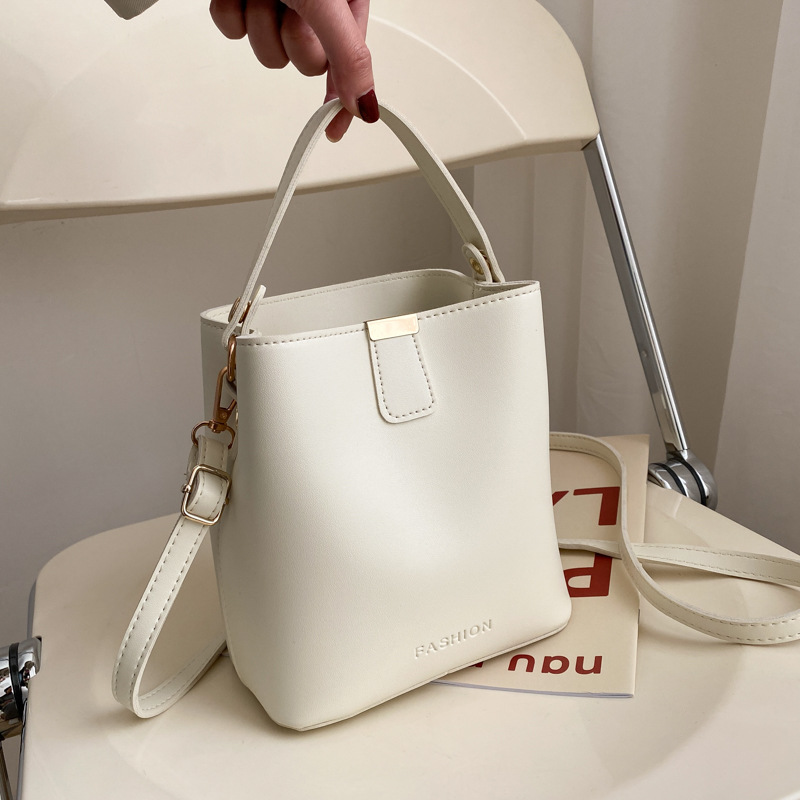 Spring fashion Bag 2021 new pattern Korean Edition Simplicity Solid fashion Messenger One shoulder portable Bucket bag