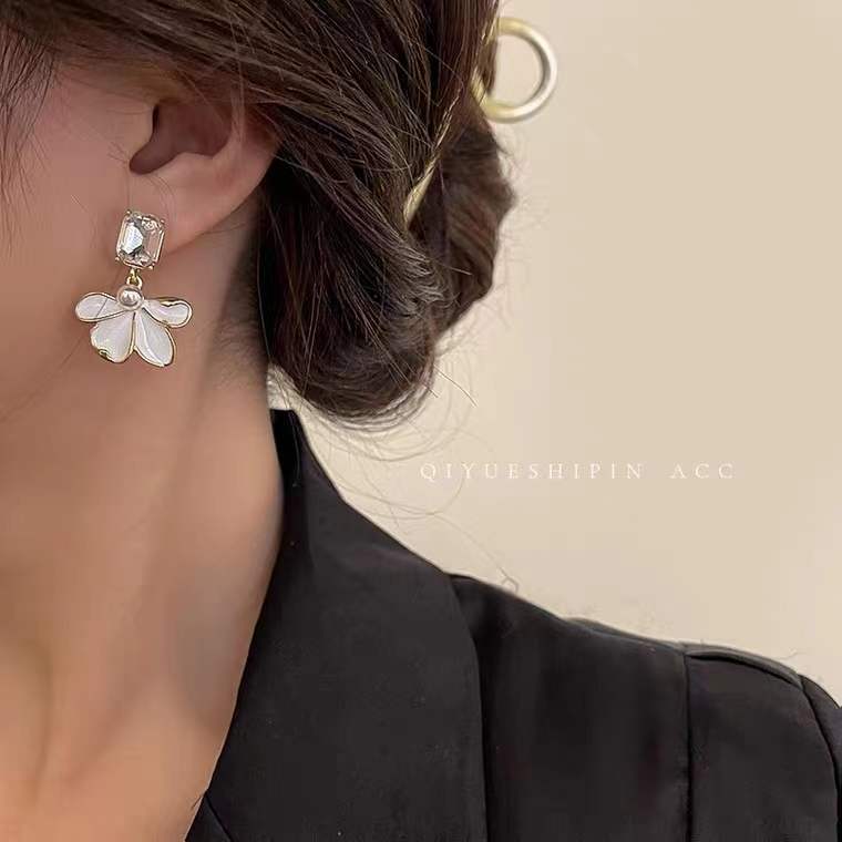 11-703 White (4)