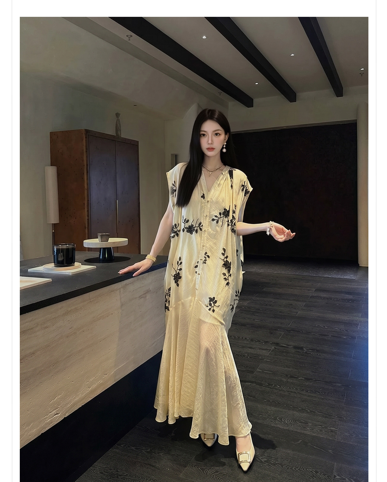 Đầm maxi nữ thắt eo phong cách tân Trung Hoa, cổ tròn, tay ngắn, thân suông, tùng váy xòe nhẹ, gấu váy xẻ tà, chất liệu voan mỏng phối ren thêu hoa và đính cườm lấp lánh — Vàng nhạt chi tiết 9