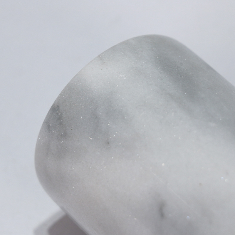 ����ֱ������ʯ��������ɫ����ʯ�κͺ������ϵ���ƿ�ҾӰڼ�