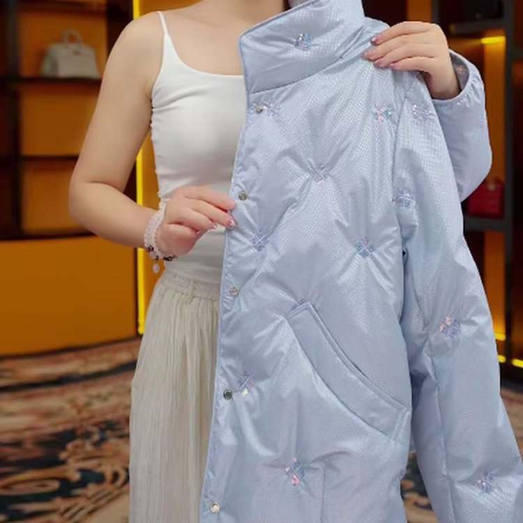 一件代发时尚羽绒服2025秋冬新款潮装压花灰鸭绒羽绒服女装上衣