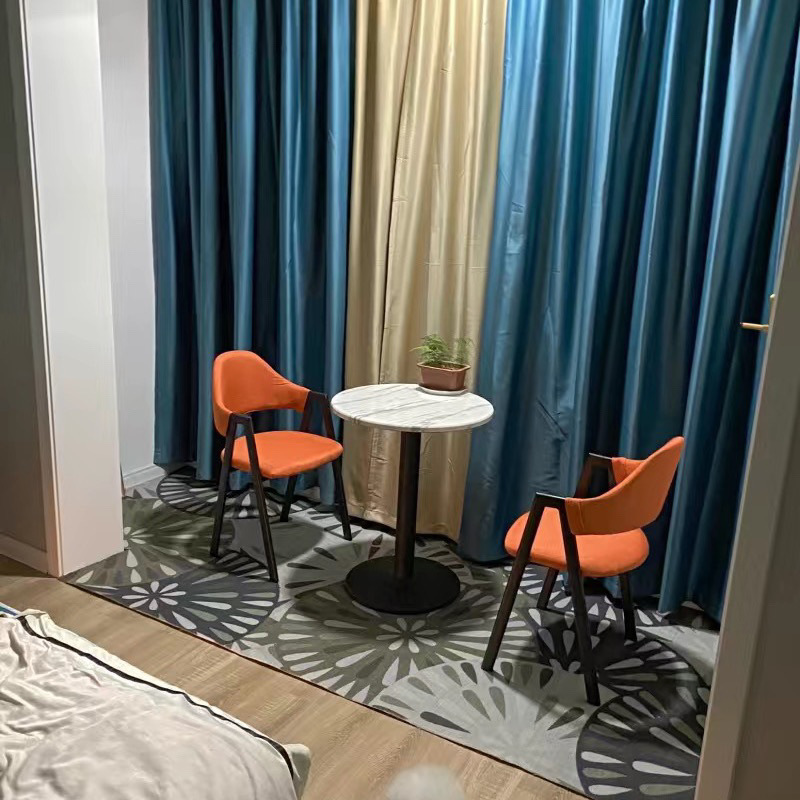 60개, 테이블 1개, 의자 2개, 주황색 천