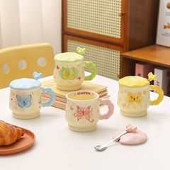 ガーリーピンクの夢のような蝶のマグカップ、見栄えの良いセラミックウォーターカップ、お土産の朝食カップ、ニッチなコーヒーカップ