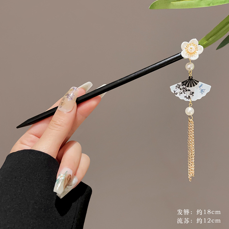 1 white flower white fan tassel