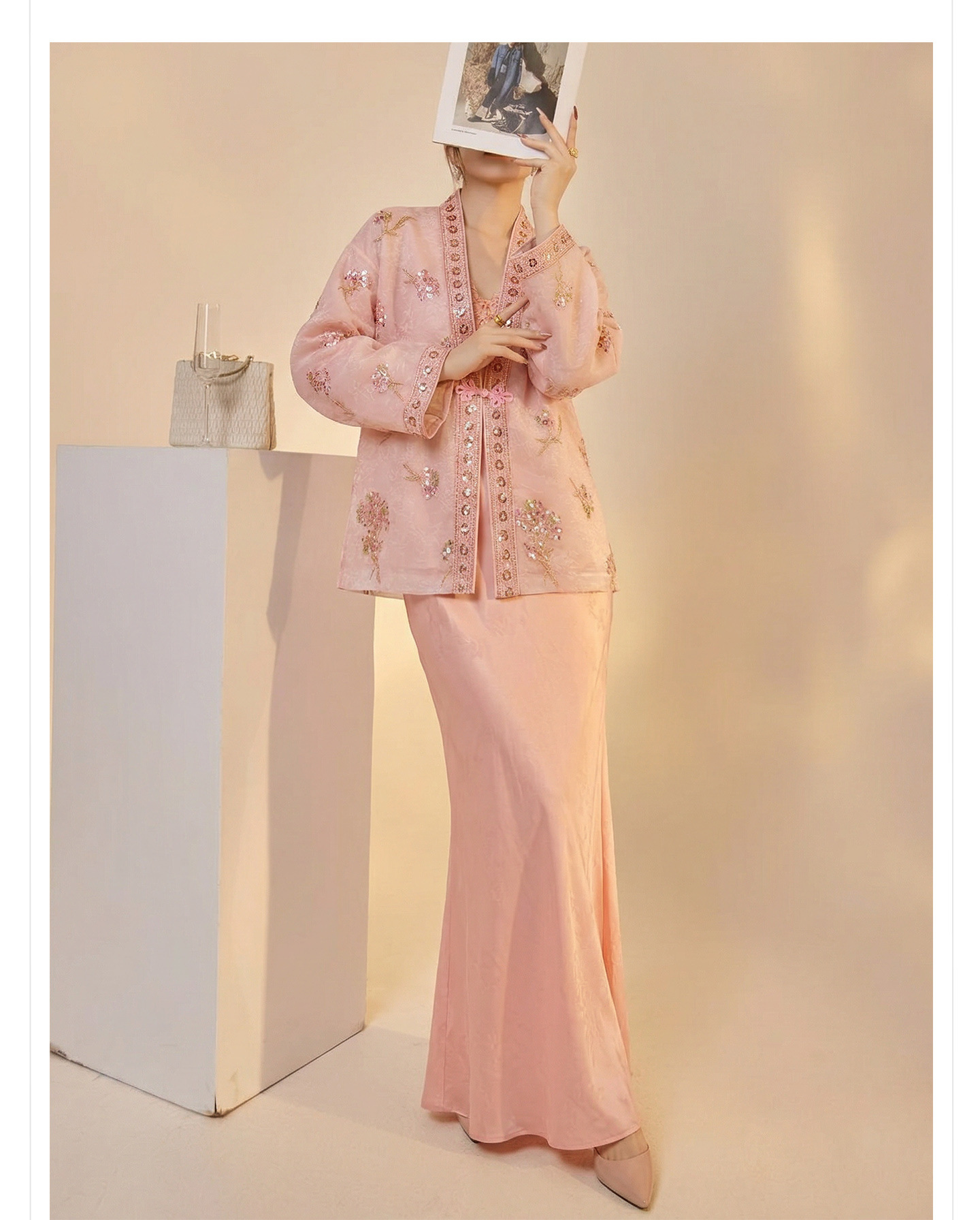 Bộ áo khoác thêu jacquard kết hợp đầm dây lụa phong cách Tân Trung thức — bộ đồ, đầm dây, Áo khoác màu hồng chi tiết 9