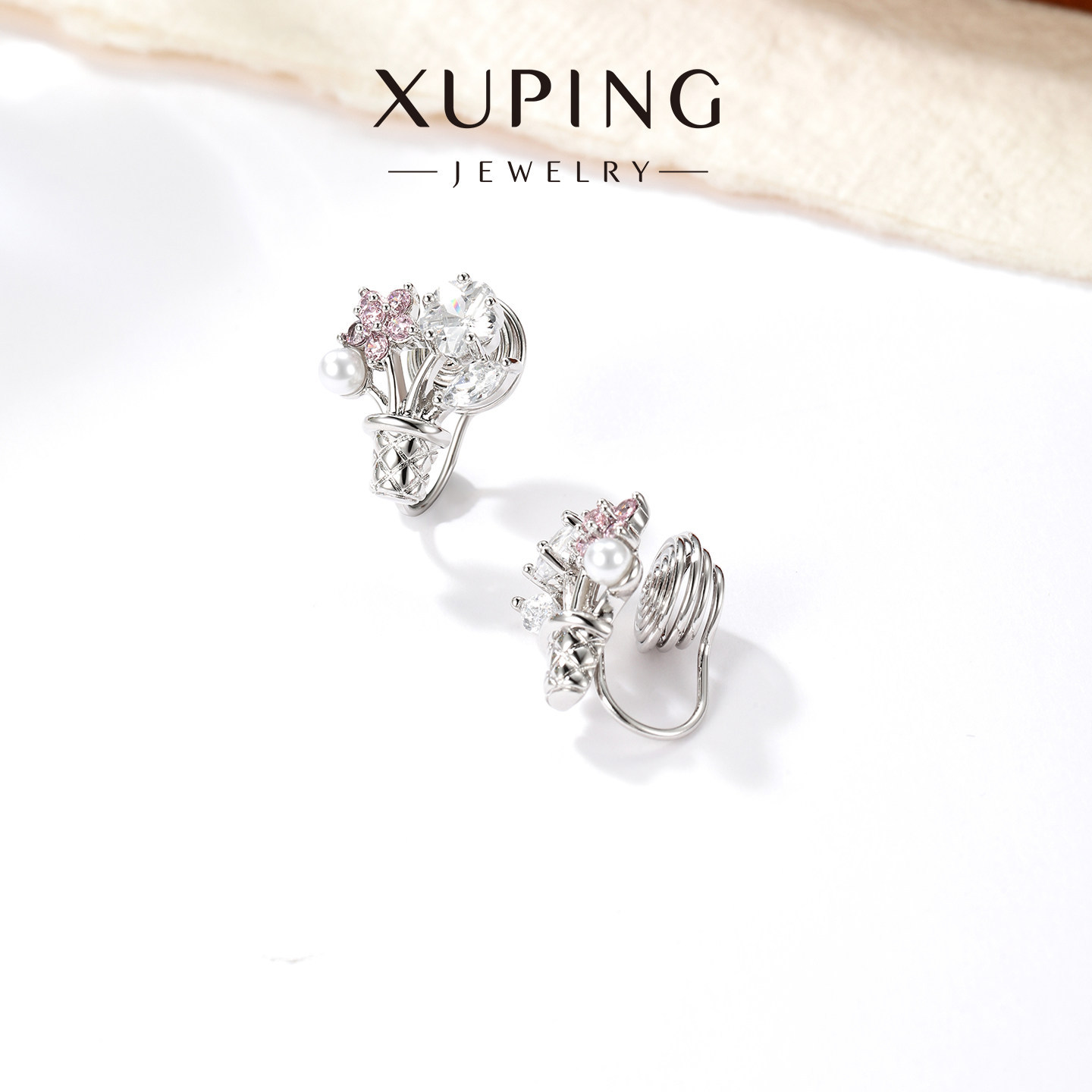 Pendientes de clip Xuping de aleación de cobre con baño de plata, diseño elegante y exclusivo, aretes graciosos y dinámicos para mujeres sin perforaciones en las orejas.