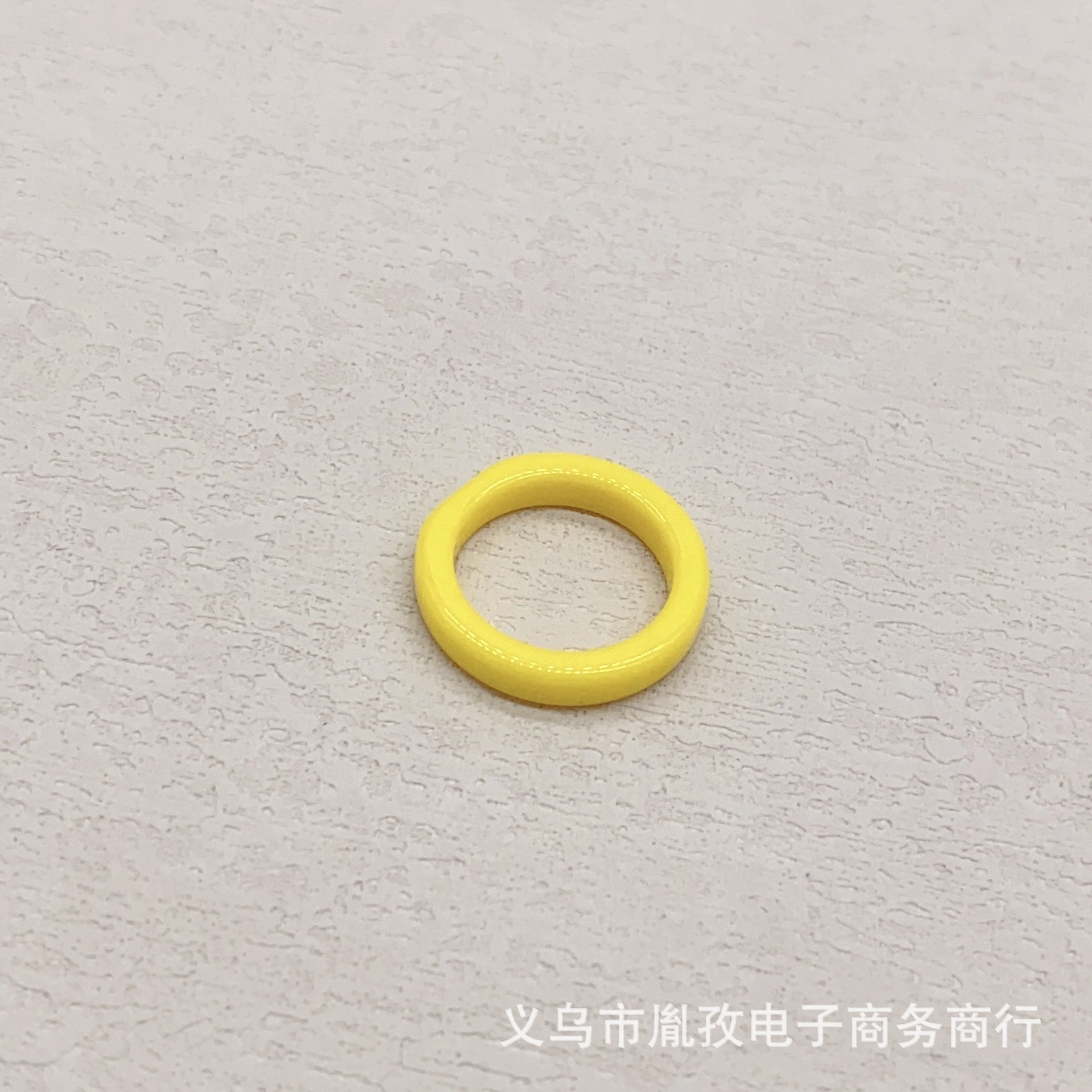 El soporte inferior del anillo de resina simple se puede pegar productos en anillo de color anillo lindo fábrica pulsera transfronteriza