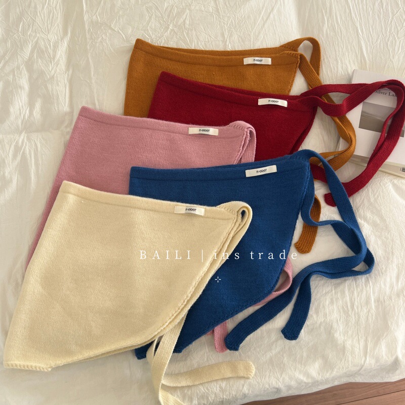 Korean Dongdaemun-style knitted triangular scarf, perfect for creating a stylish and versatile autumn/winter look, ideal as a casual outerwear piece or a small shawl