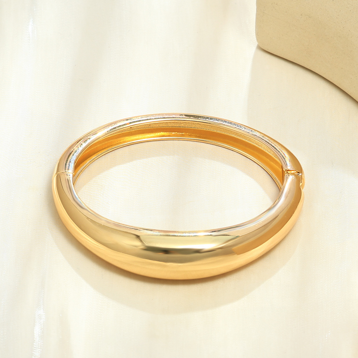 Joyería popular transfronteriza europea y americana, simple y moderna, pulsera de metal hueca de borde ancho, única y llamativa.