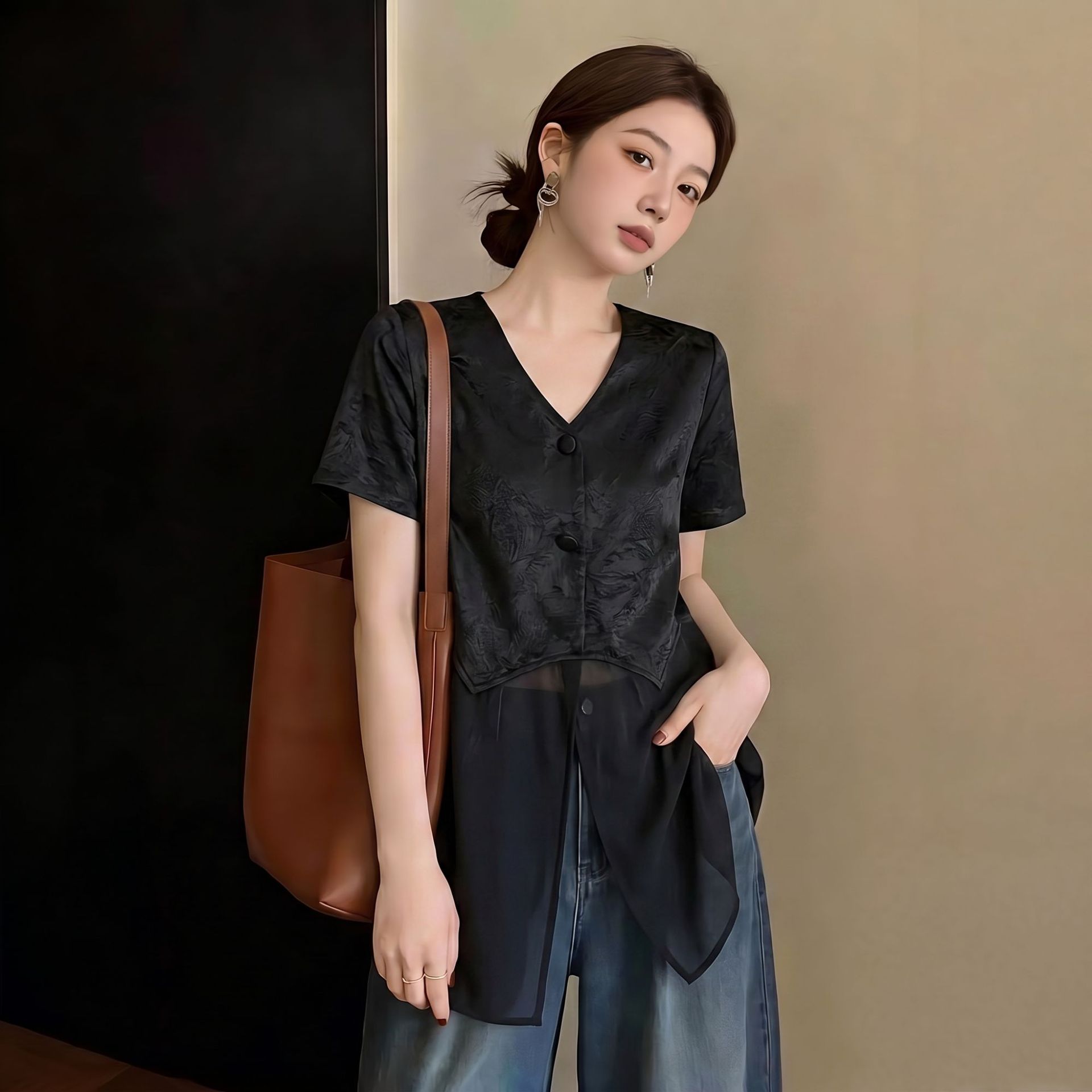 Áo sơ mi nữ cổ V tay ngắn chất liệu satin acetate phối lưới viền gấu — màu đen chi tiết 3