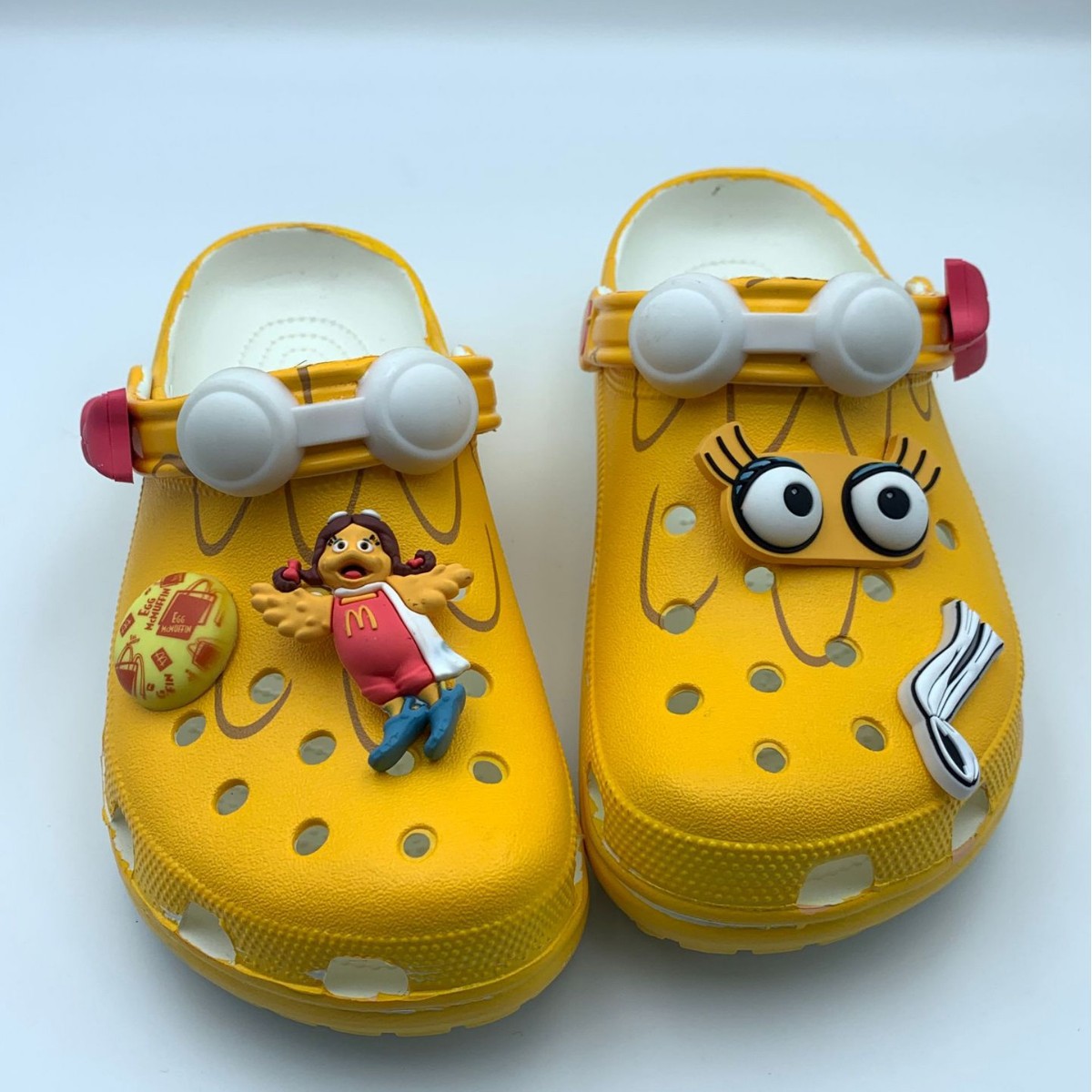 Nuevos zapatos de agujero de veneno, aliados de Marvel, sandalias al aire libre, zapatos de playa cómodos al aire libre, zapatillas casuales de bolsas al por mayor.