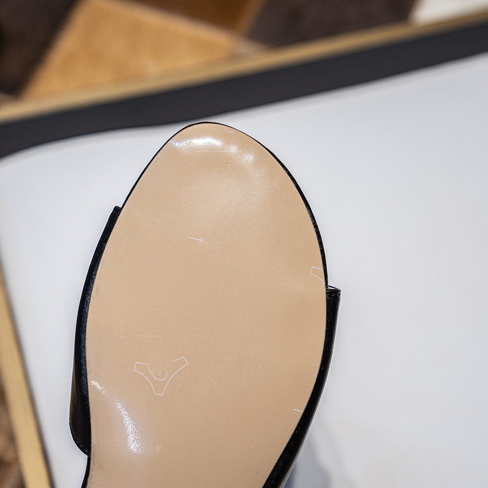 Ciabatte da donna da indossare all'esterno estate 2024 nuove infradito con lettere in metallo sandali da spiaggia commercio estero_voghion.com