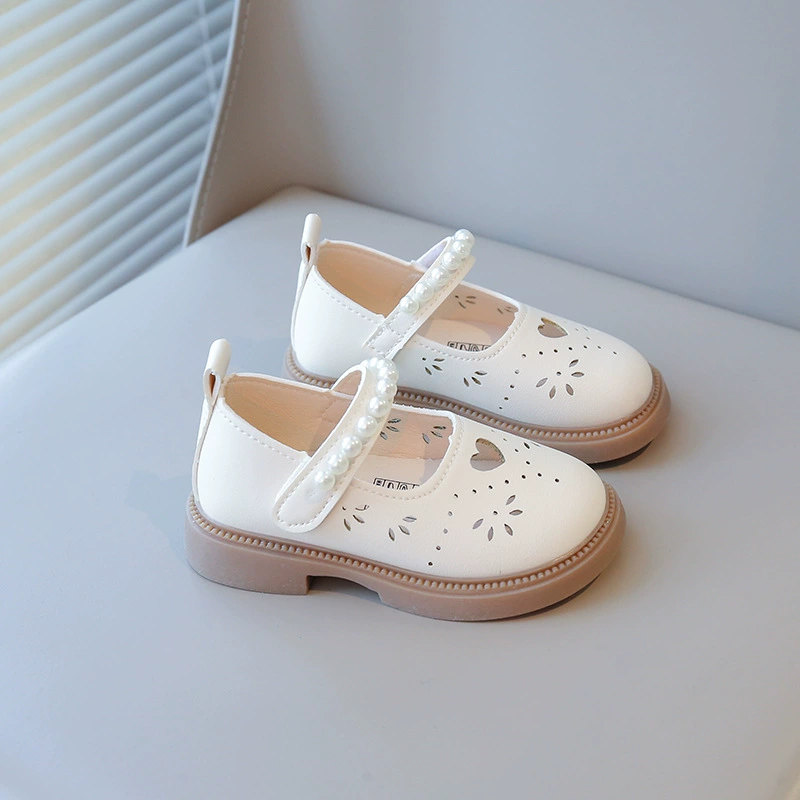 Туфли принцессы с сердечками из стразов, модные новинки 2025 года, стильные детские туфли для девочек, мягкая подошва, белые кожаные туфли, универсальные.