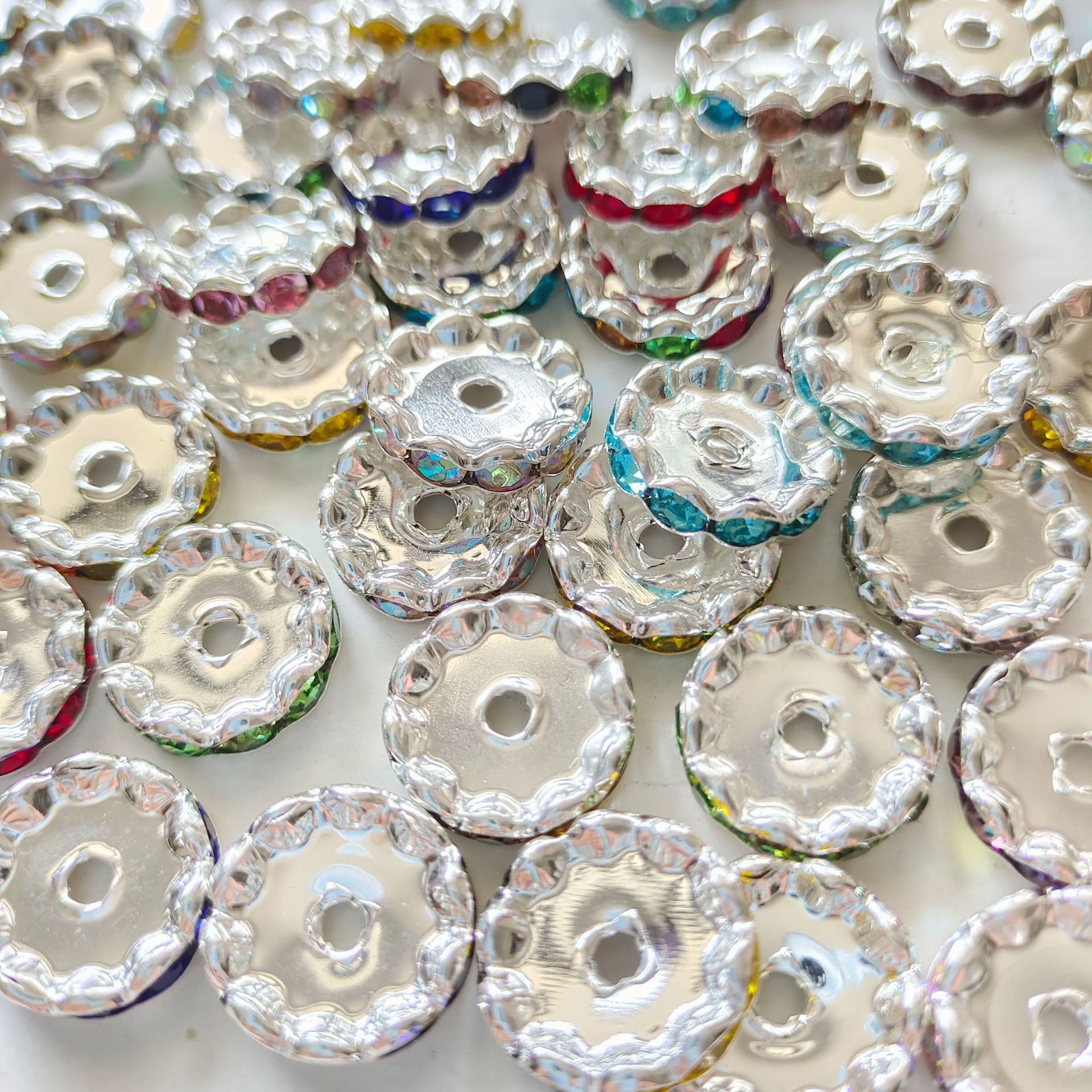 国境を越えて人気のある15mm銀色のビーズを隔てた円形のドリルリング車の輪の波の縁にドリルの部品を入れます。