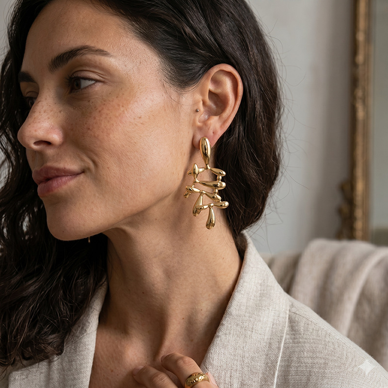 TENA cruzada venta caliente nueva moda ligera diseño de hojas de lujo personalidad de aretes de acero de titanio no desvanecido orejas para mujeres