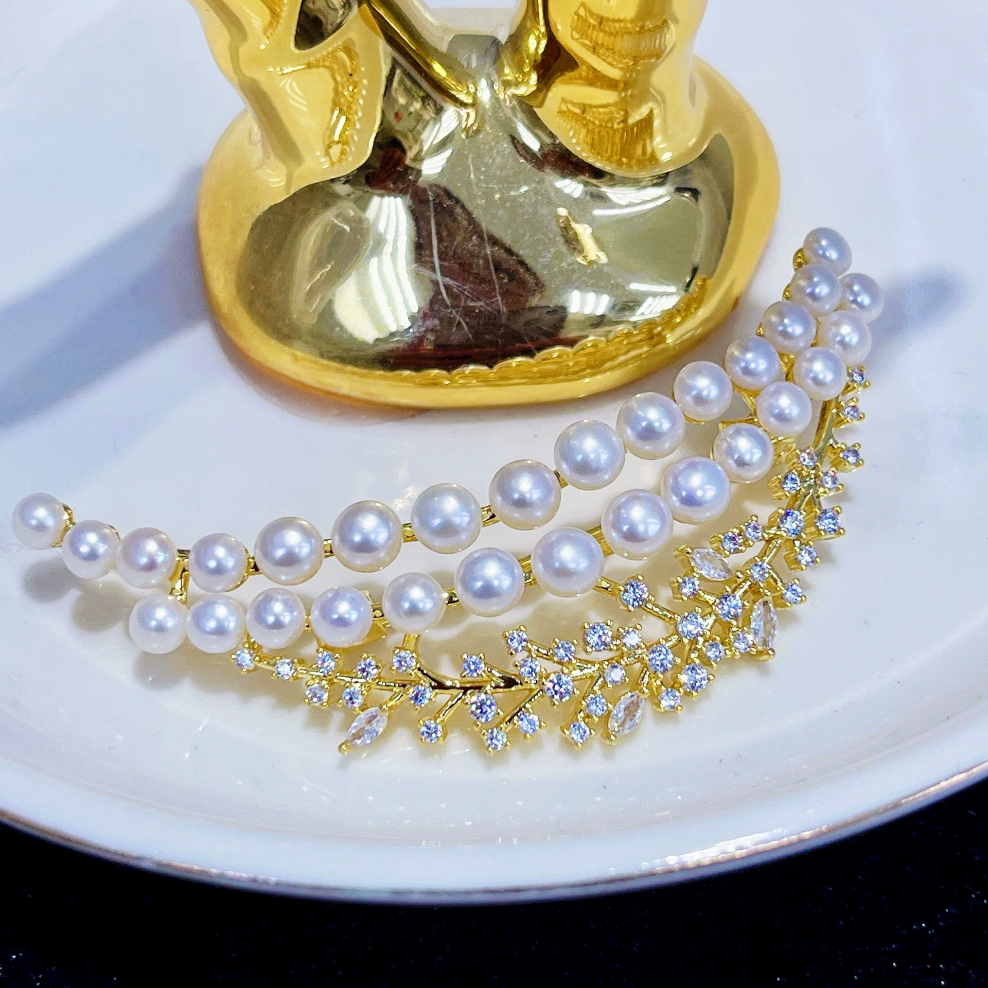 Модная легкая роскошная брошь Guizhi с несколькими бусинами Маленькая Красная книга Интернет-знаменитости Горячий пресноводный жемчуг в стиле текстуры булавки-корсажа