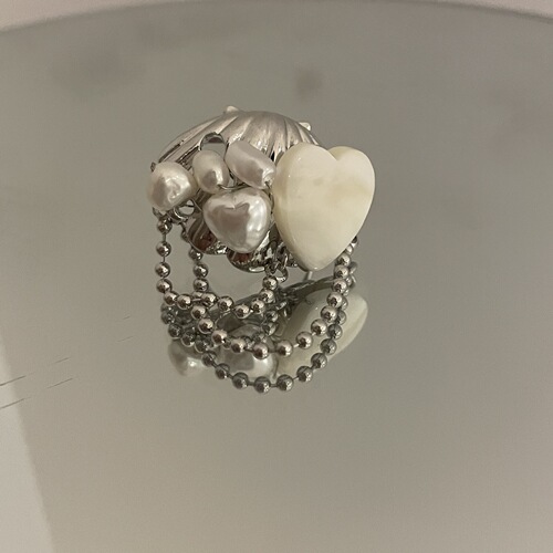 A versatile and lightweight luxury ring for women featuring freshwater pearls, designed in a French Baroque style with a shell tassel, exuding a sophisticated and elegant charm.