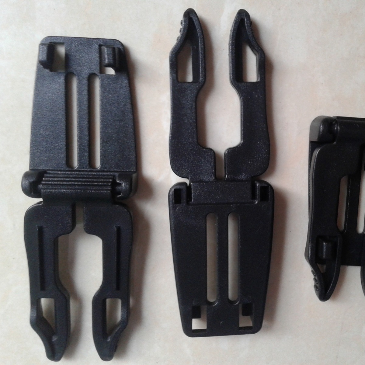 One -inch plastic fast hanging buckle is convenient