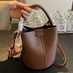跨境高级感复古棕色小包包女2025新款秋冬百度的斜挎包手提水桶包
