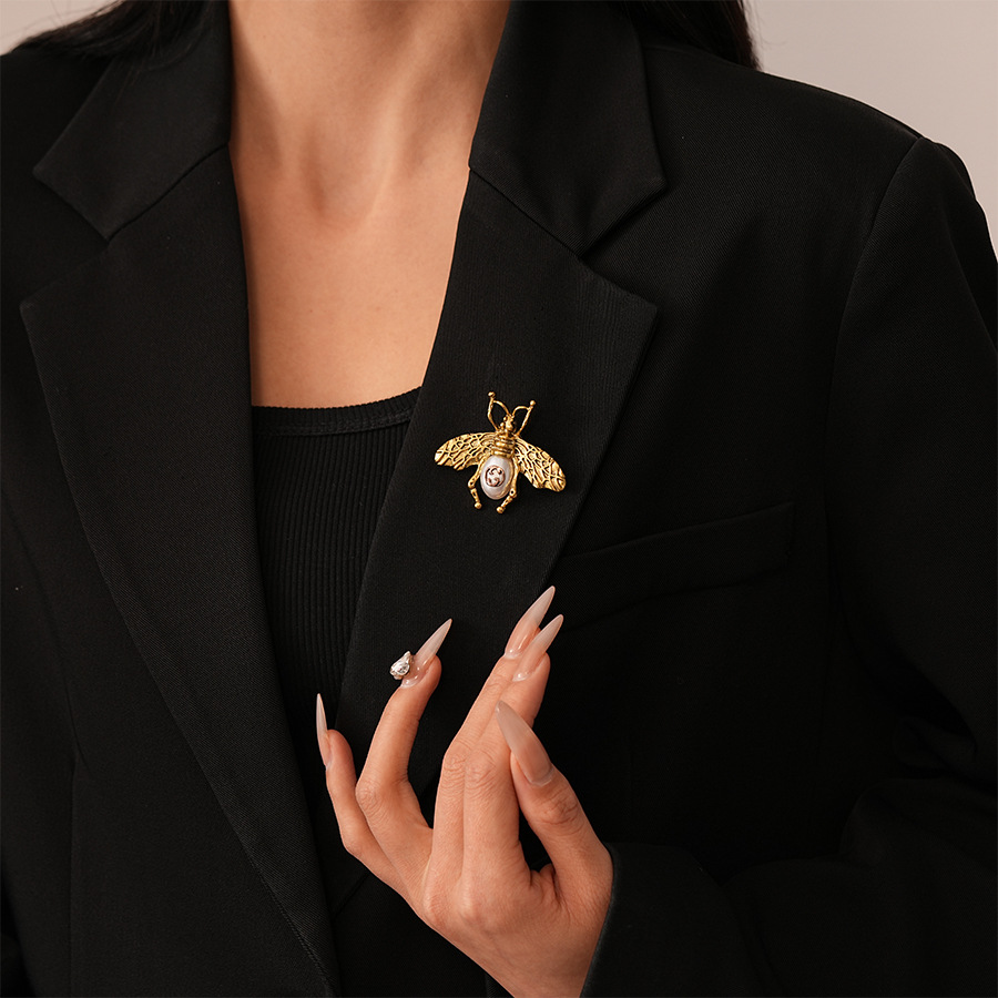 El sentido de metal retro hace viejos broches de perlas de abeja de imitación de nicho de temperamento europeo y americano broches de alto nivel para mujeres image 5