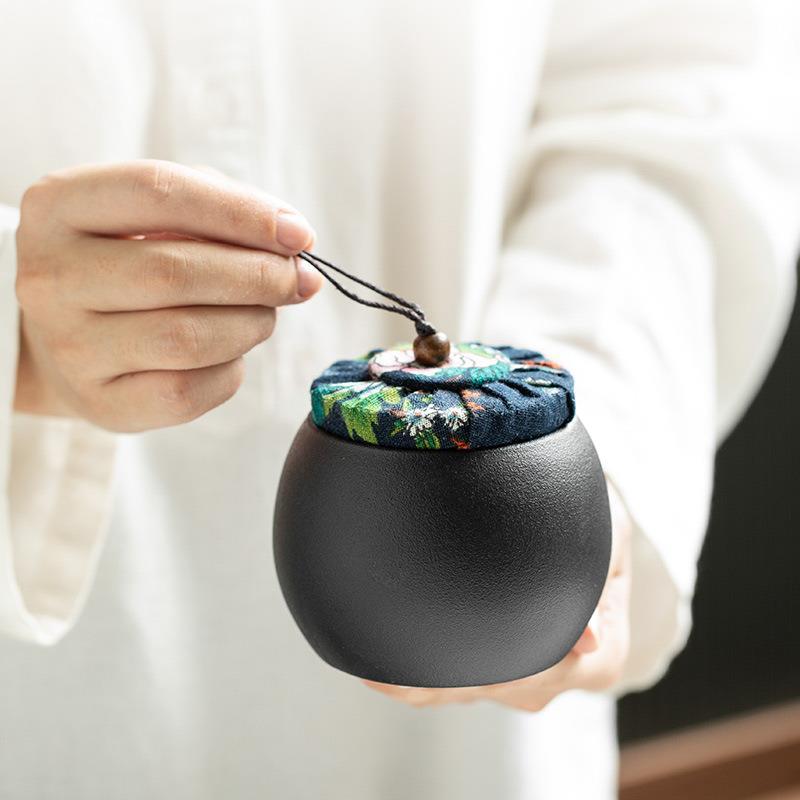 Black pottery tea jar sealed jar creative Japanese dried fruit jar household storage jar tea warehouse coarse pottery retro tea box