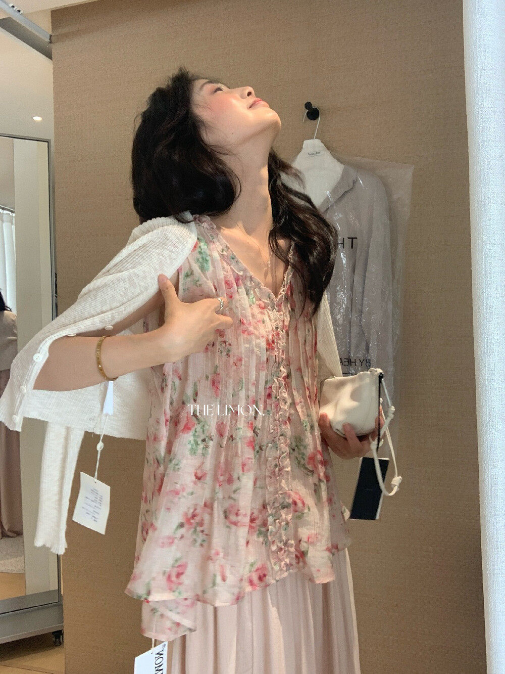 Áo sơ mi nữ cổ V tay phồng họa tiết hoa nhí viền ren — màu hồng chi tiết 18