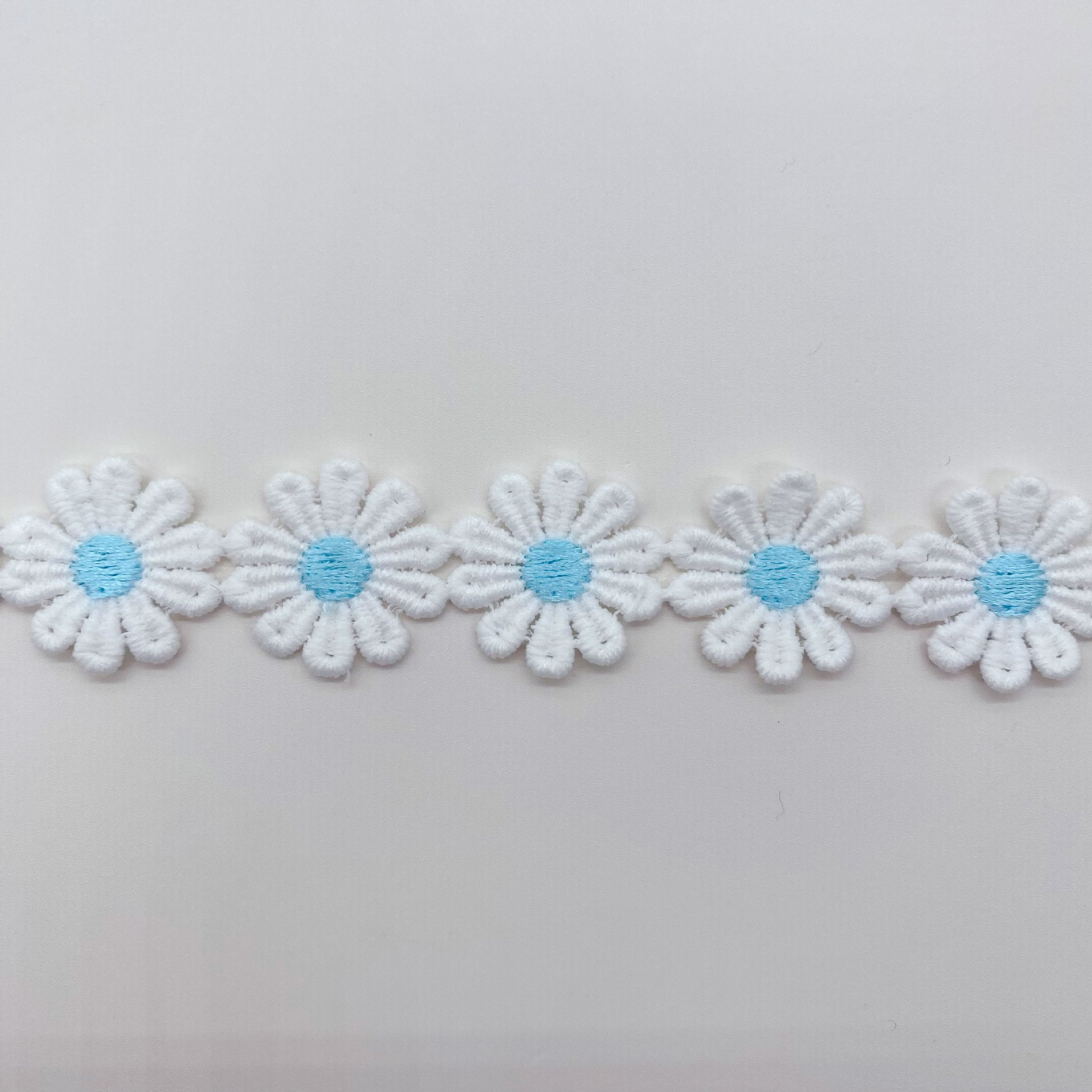 Leche seda color hilo de encaje en stock vestido de novia Decoración Accesorios puede cortar Margarita código de barras bordado soluble en agua encaje