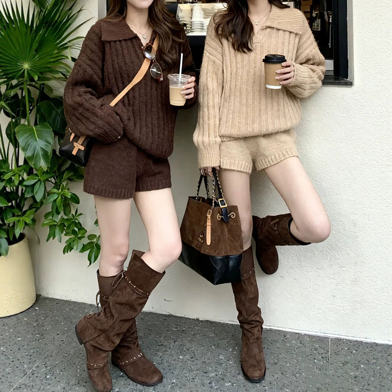 Knitwear set featuring a complete two-piece outfit for women in the autumn and winter, featuring a Korean-style casual and relaxed vibe with a sweater and casual shorts