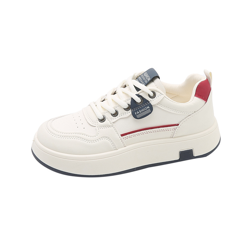 Pequeños zapatos blancos de chicas primavera y otoño plano fondo grueso de verano 2025 nuevo estilo de cabeza redonda explosión simple zapatos de skate casuales papá