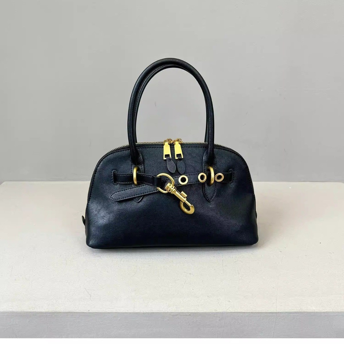 Aventure bolso de concha italiano mujer 2024 nuevo bolso de bolos retro miu bolso de mensajero portátil de cuero